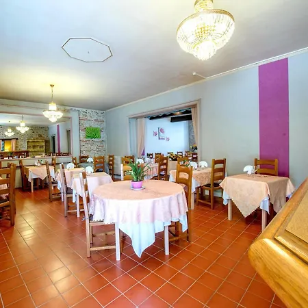 Hotell Logis - La Table D'antan - 2 Etoiles Et Restaurant 2*